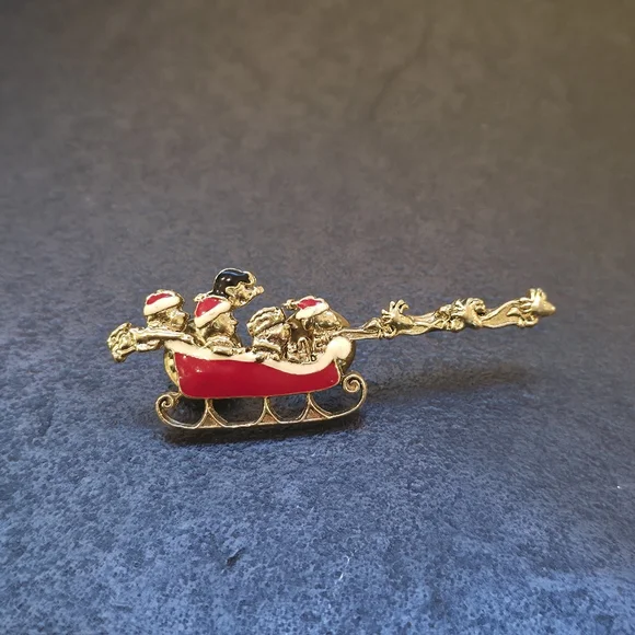 Vintage 1965 Peanuts Santa Sleigh Brooch Starline Gold Tone Enamel Christmas Pin - Picture 1 of 4